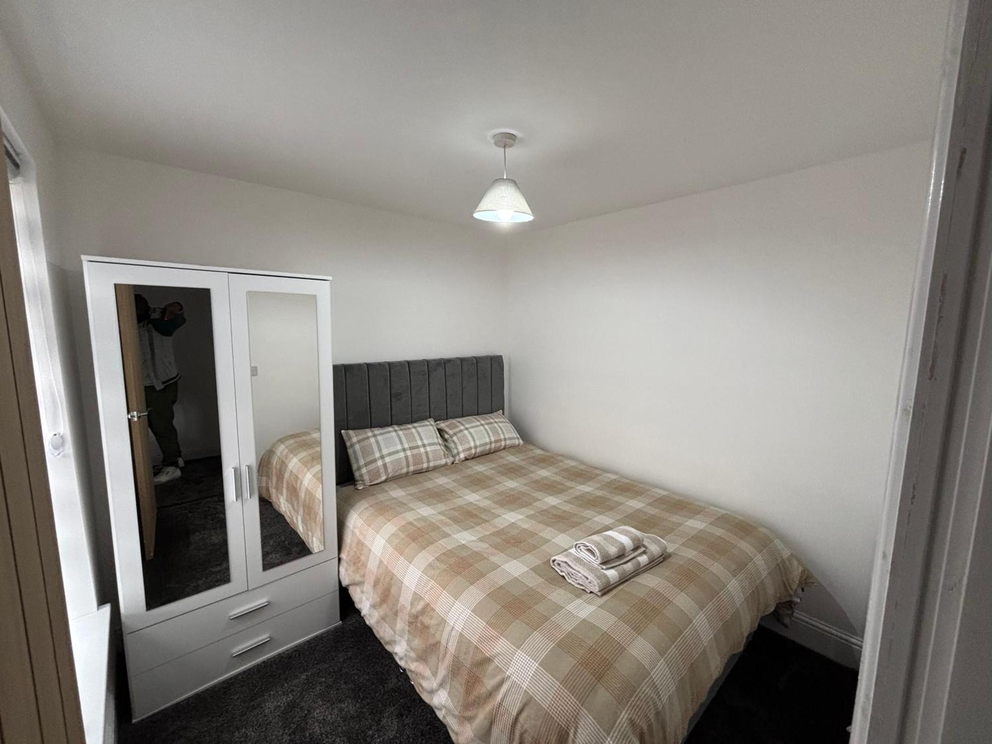 1 Bedroom Flat - Airport - 7 Mins To Man - Staycations & Business Stays! Apartment Manchester